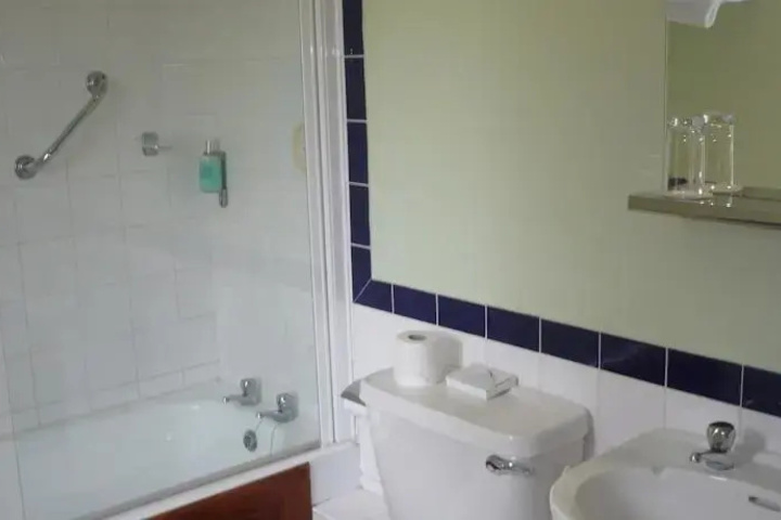 Room 8 of 9