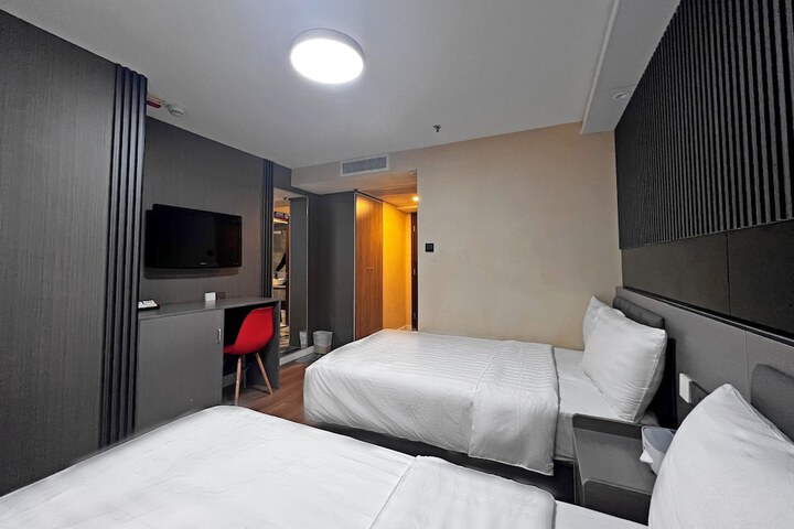 Room 11 of 19