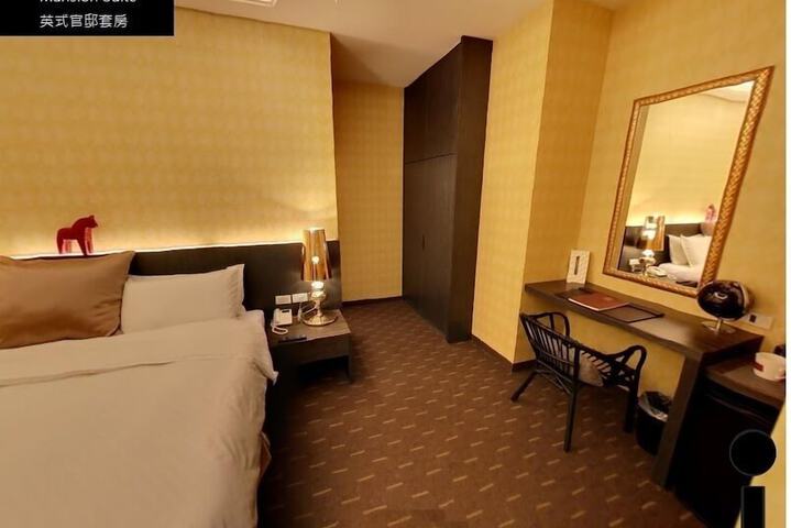 Room 13 of 21