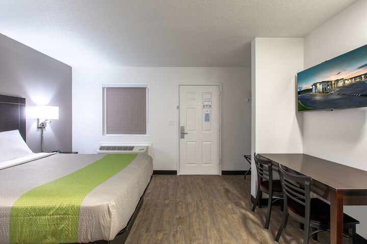 1 Queen Bed | Deluxe Kitchen (8 of 8)