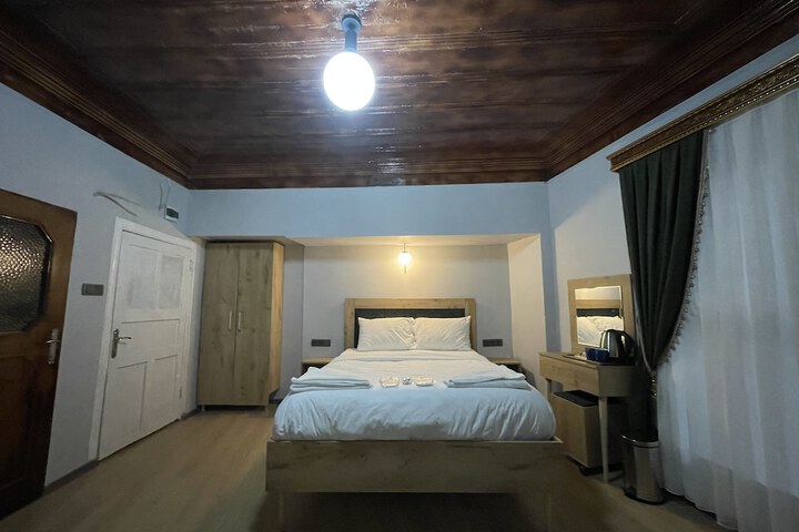 Room 3 of 100