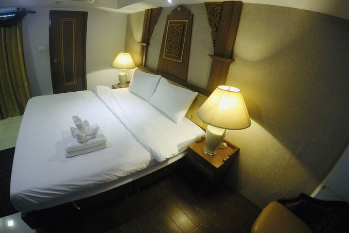 Room 13 of 77