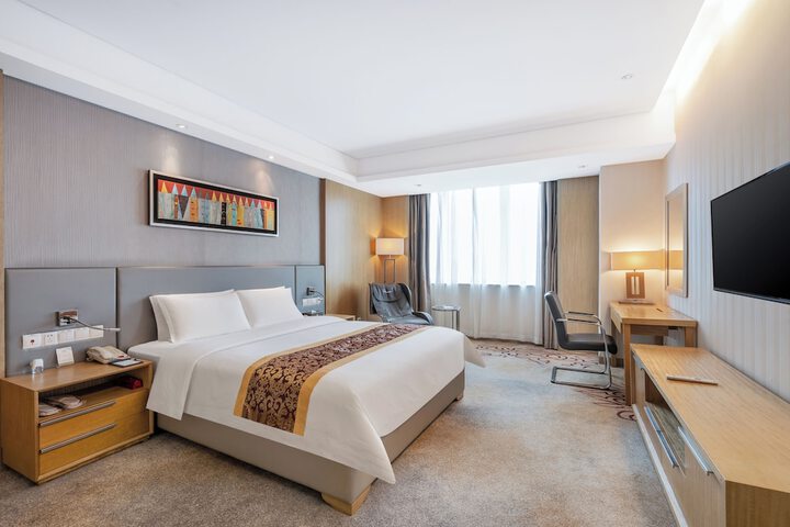 Room 8 of 28