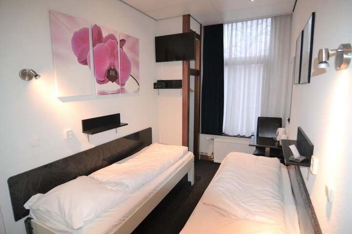 Room 6 of 42