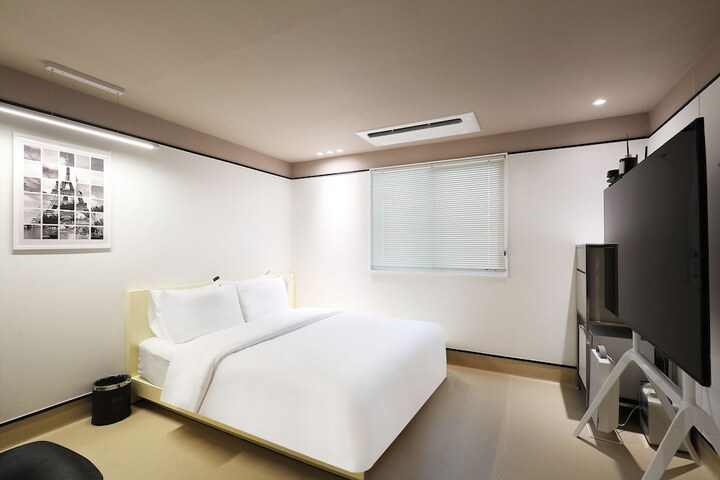 Room 8 of 40