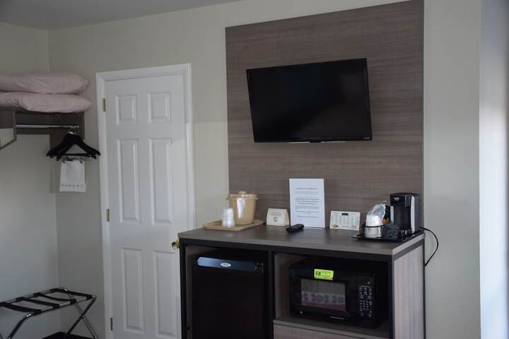 1 King Bed (5 of 6)