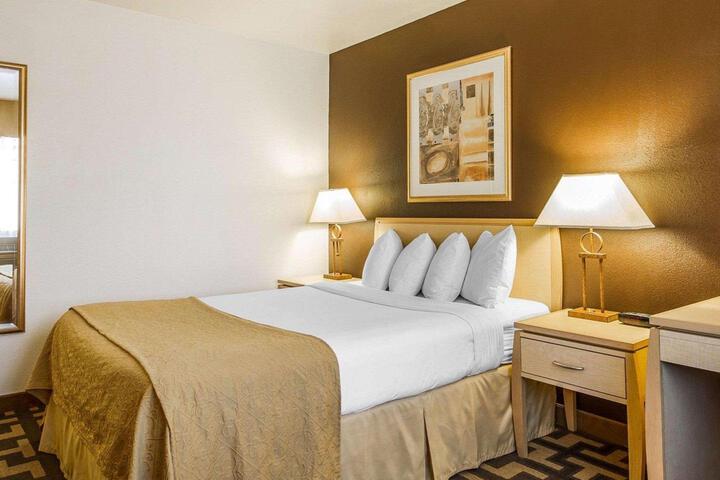 Superior Queen Bed Accessible (2 of 20)