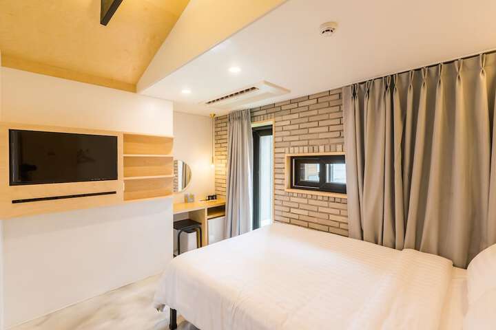 Room 6 of 90