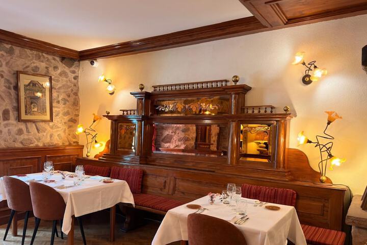 Dining 18 of 23