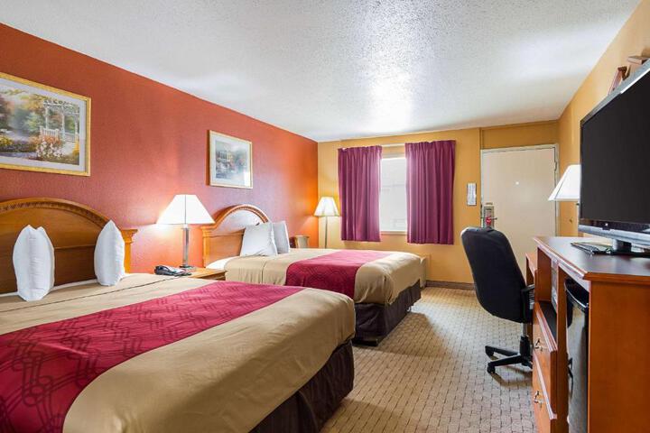 1 Queen Bed Accessible (8 of 8)
