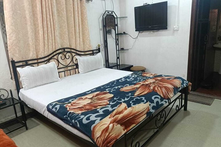 Room 4 of 16