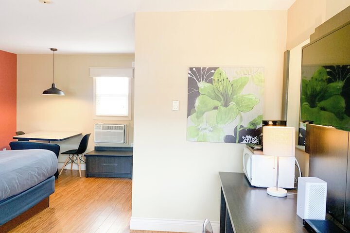 Room 6 of 8