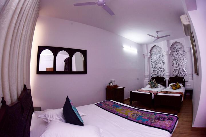 Room 9 of 18