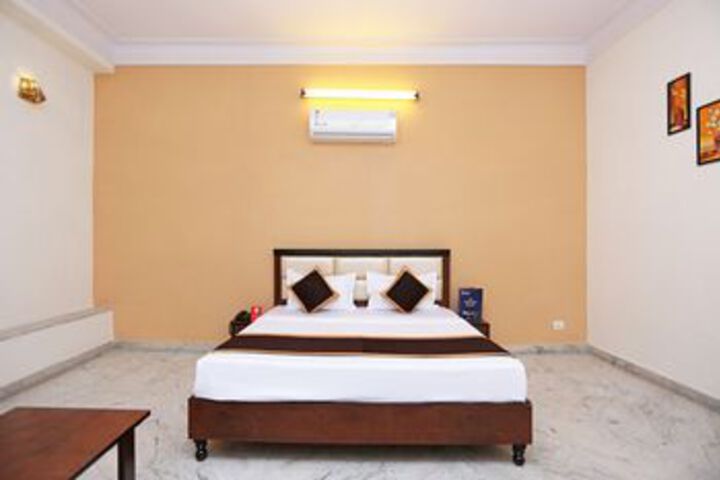 Room 9 of 30