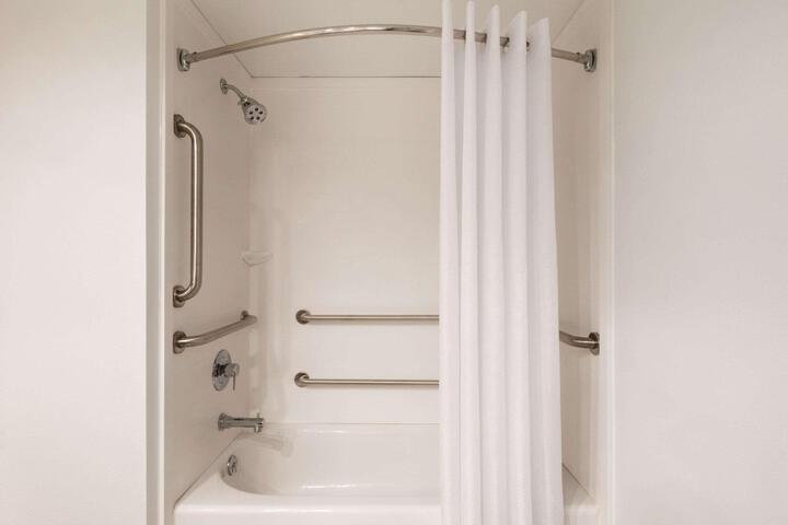 2 Queen Beds (6 of 9)