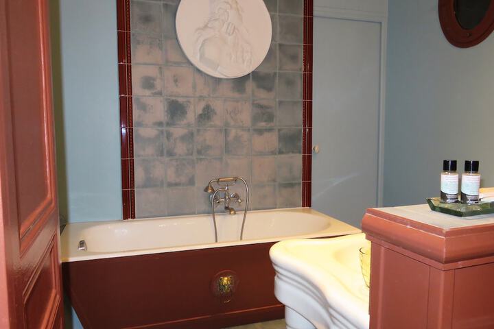 Room 47 of 81