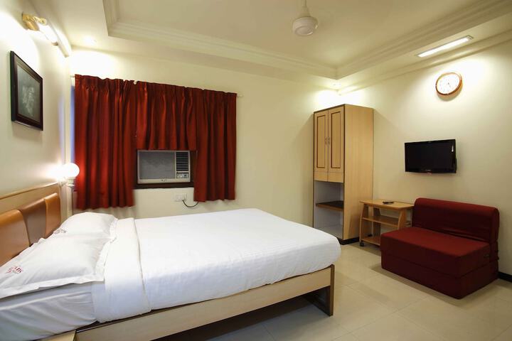 Room 6 of 8