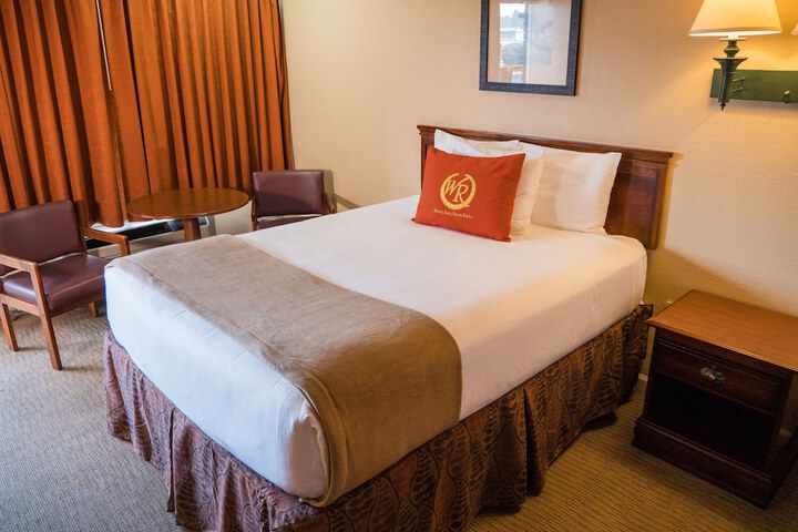 1 Queen Bed (17 of 22)
