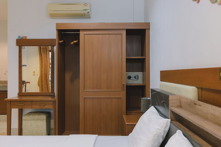 Room 34 of 157