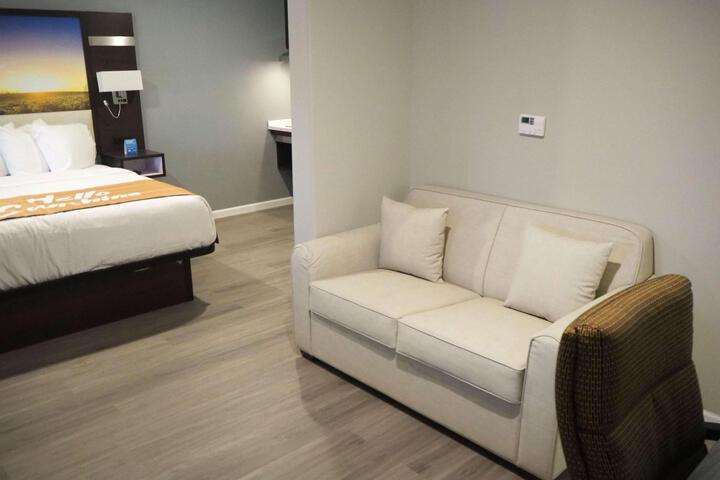 1 Queen Bed (14 of 19)