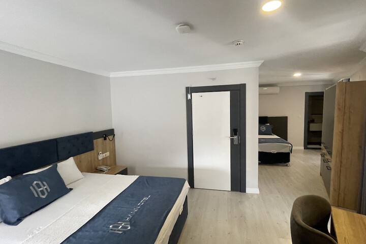 Room 10 of 90