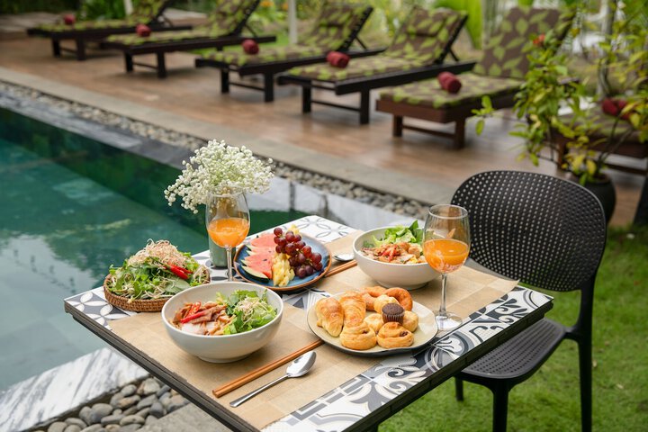 Dining 42 of 53