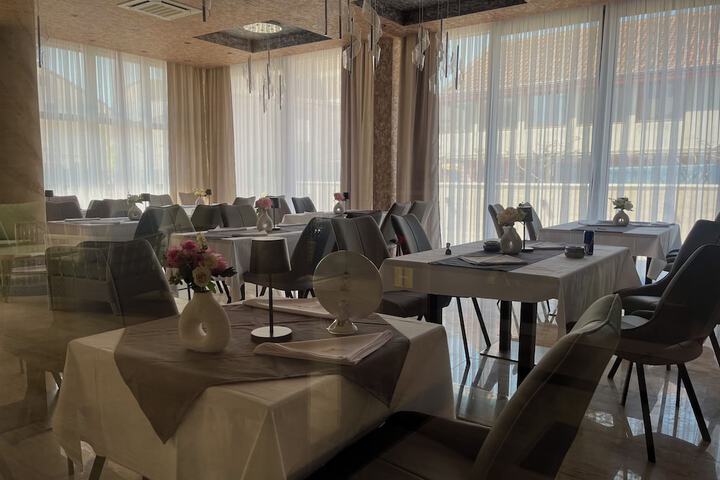 Dining 49 of 58