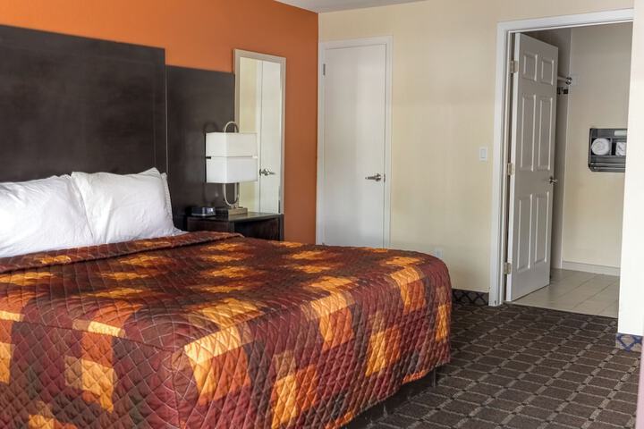Room 32 of 60