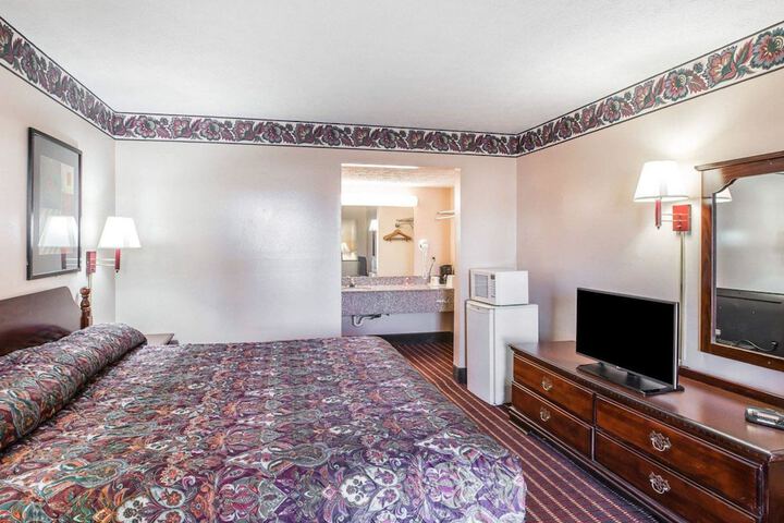 1 King Bed (8 of 12)