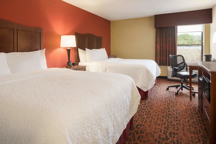 2 Queen Beds (2 of 5)