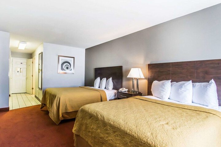 2 Double Beds Business Room Efficiency Upgrade (1 of 9)