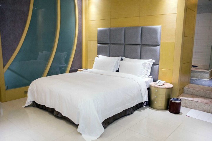 Room 9 of 62