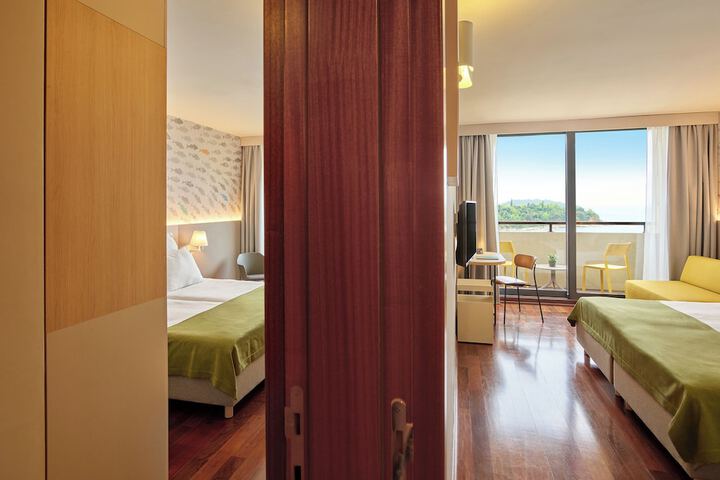 Room 10 of 90