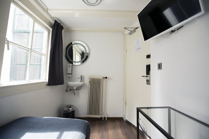 Room 32 of 100