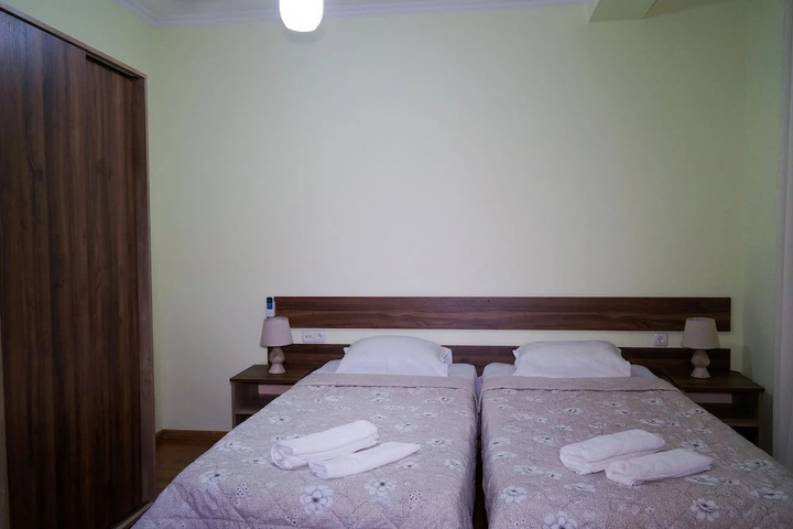 Room 4 of 12