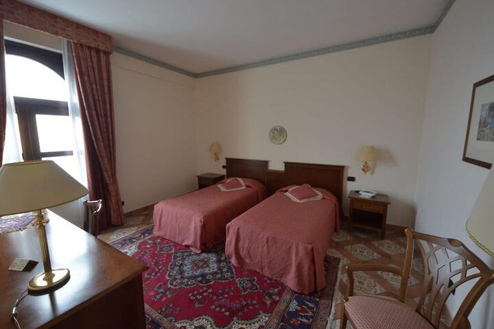 Room 12 of 38