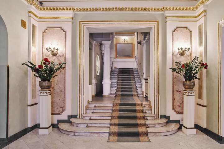 Entrance & Lobby