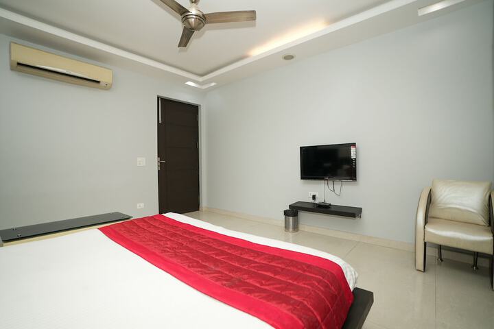 Room 10 of 28