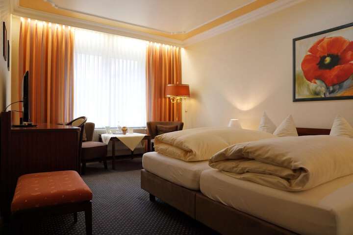 Room 6 of 33