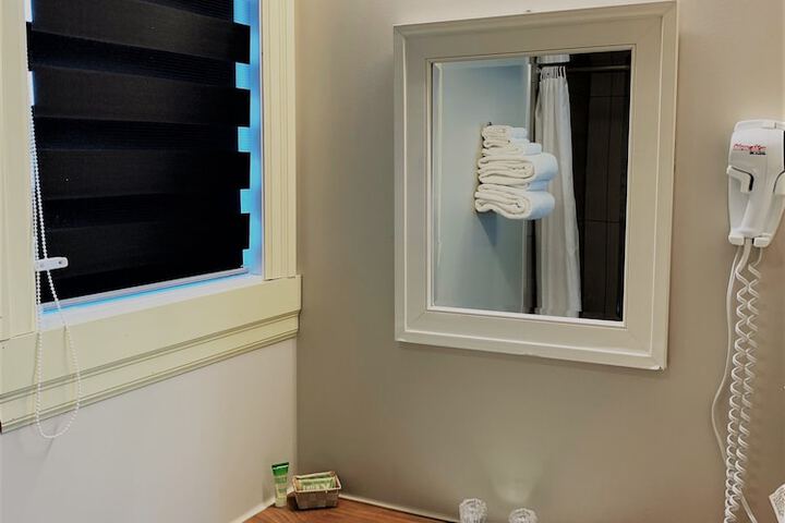 Room 27 of 47