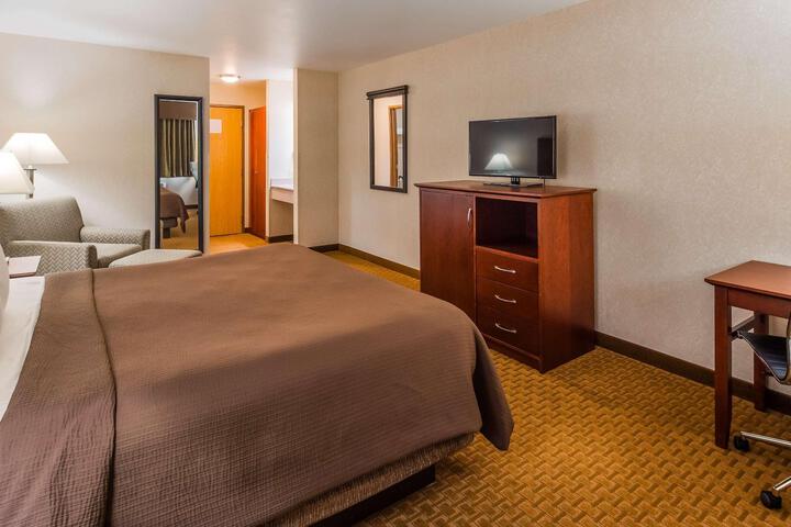 1 King Bed Work Desk Refrigerator WiFi Continental Breakfast (6 of 14)