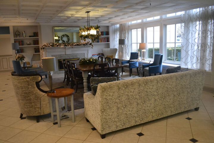 Lobby lounge