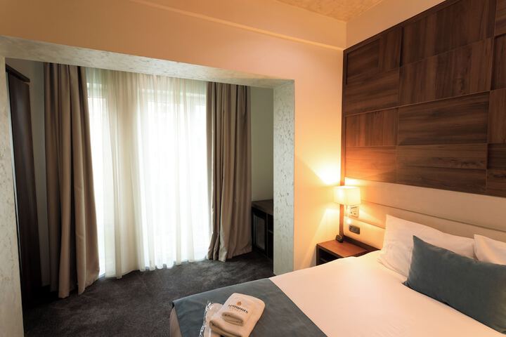 Room 5 of 10