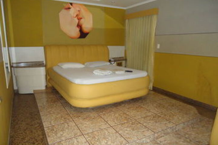 Room 9 of 16