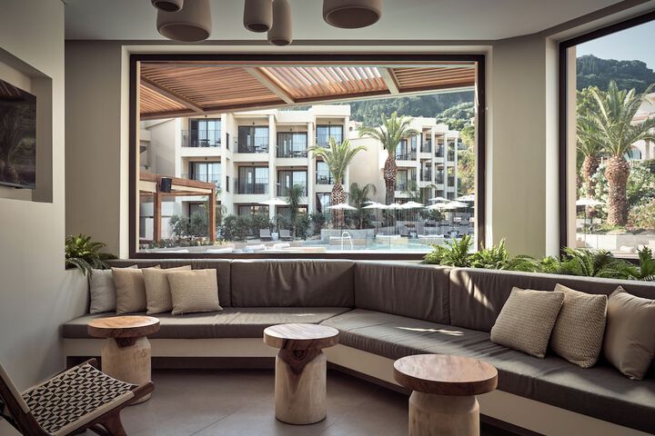 Admiral De Luxe Hotel