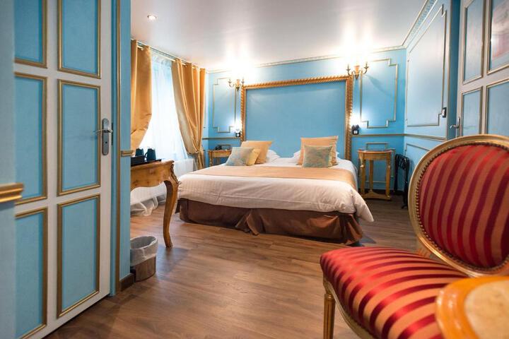 Hotel Suite Photo