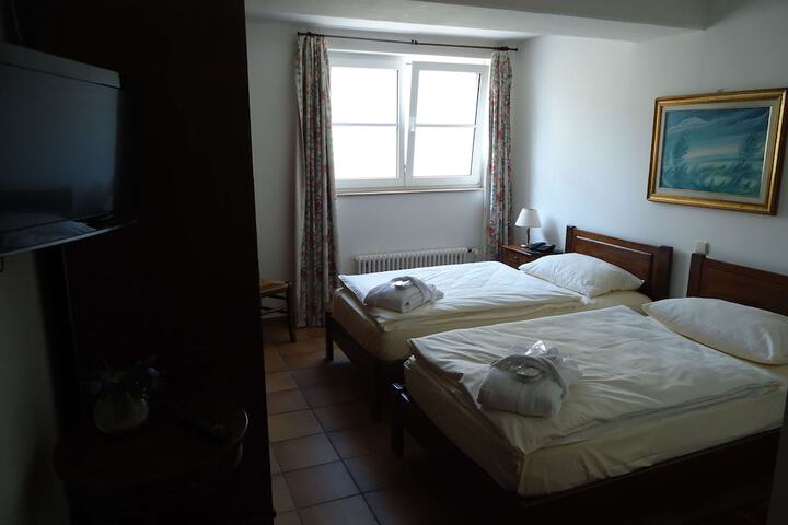 Room 15 of 40