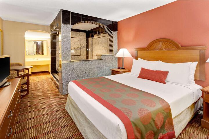 1 Queen Bed (3 of 3)