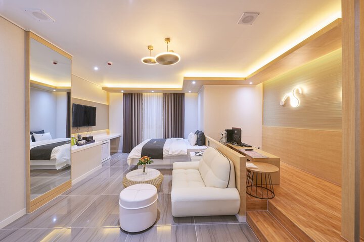 Room 43 of 61
