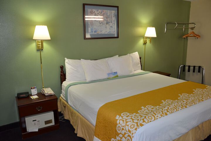 1 Queen Bed (1 of 10)